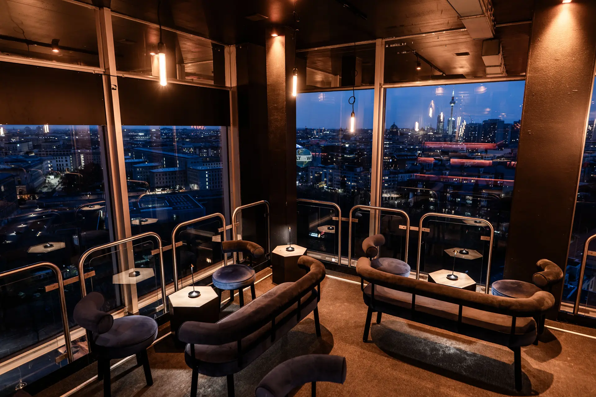 Die SOLAR Sky Bar zur Blauen Stunde mit Blick über Berlin