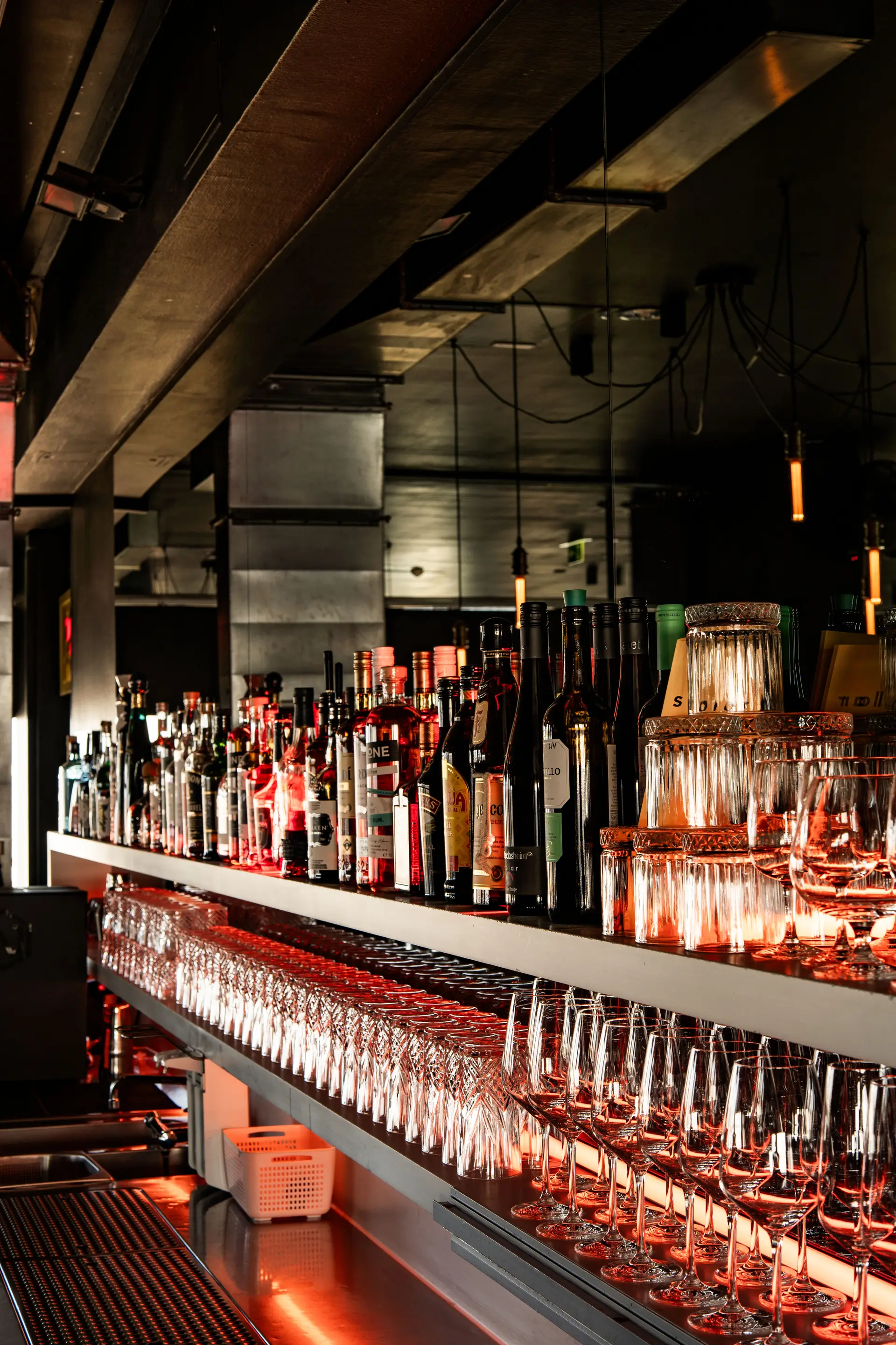 Beleuchtete Flaschenwand an der Bar